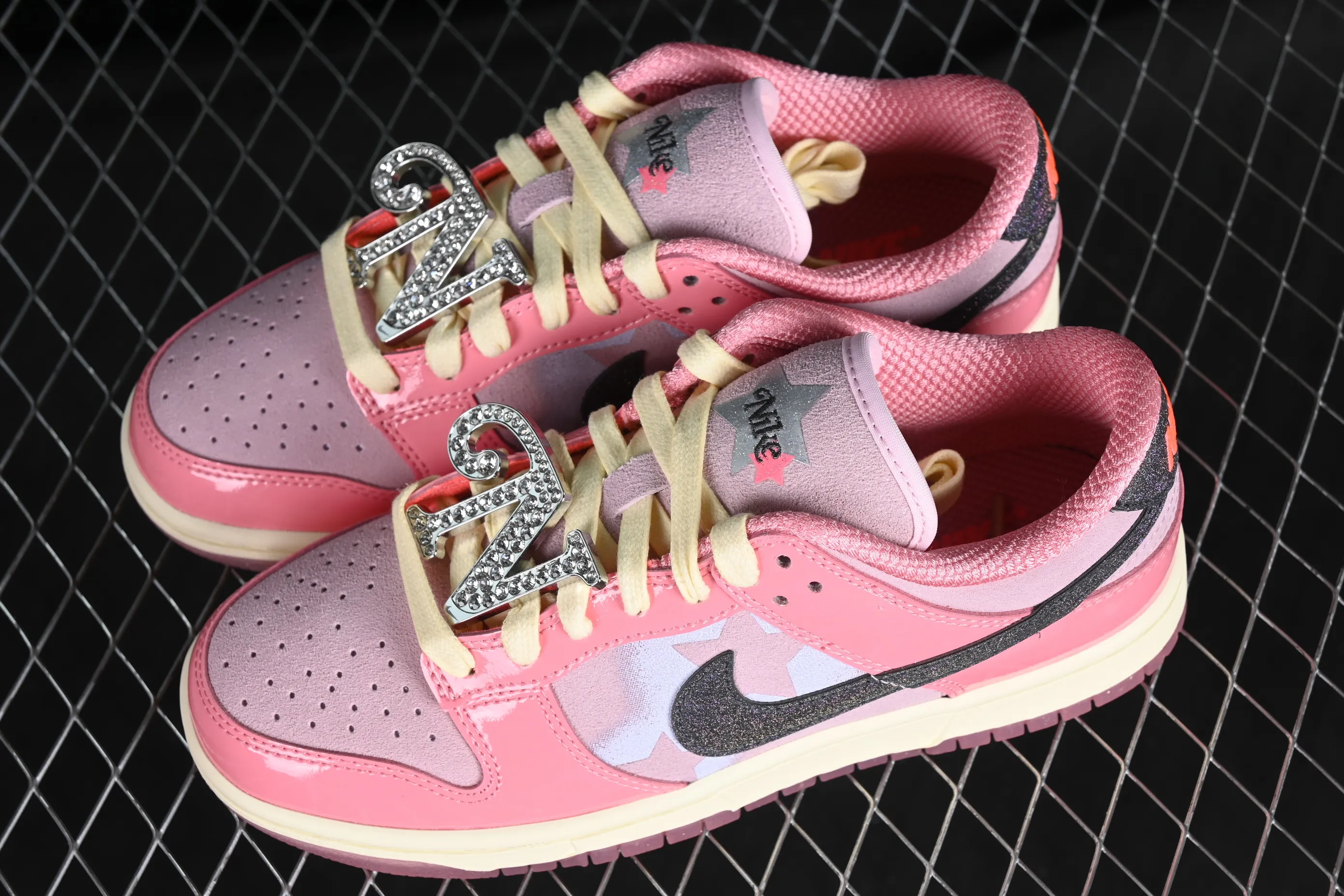 All categories Nk SB Dunk series Nk SB Dunk Low low-top sneakers M version pure original Nk Dunk Low "Barbie" Barbie SB low-top sports and leisure sneakers FN8927-621